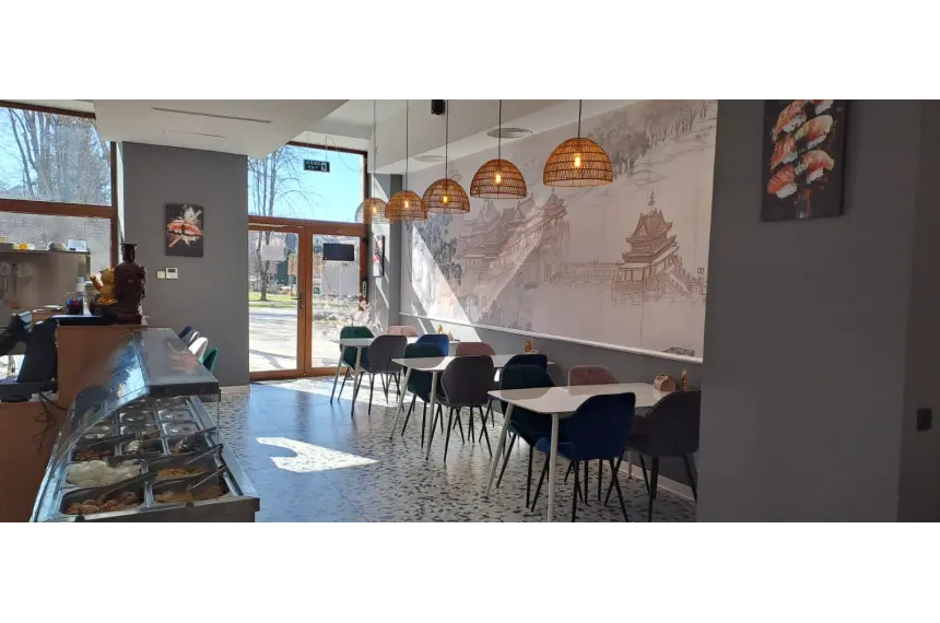 Cocktail de succes - mâncare chinezească și soft românesc